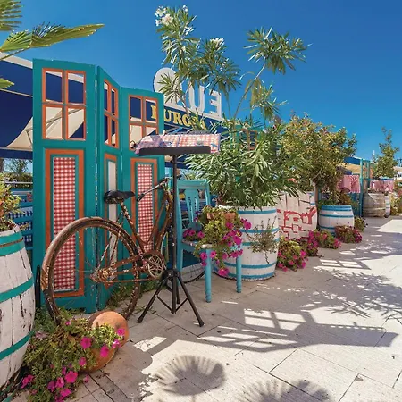 2 Bedroom Lovely In Holiday home